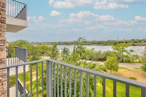 Escritorio, cortinas blackout y insonorización