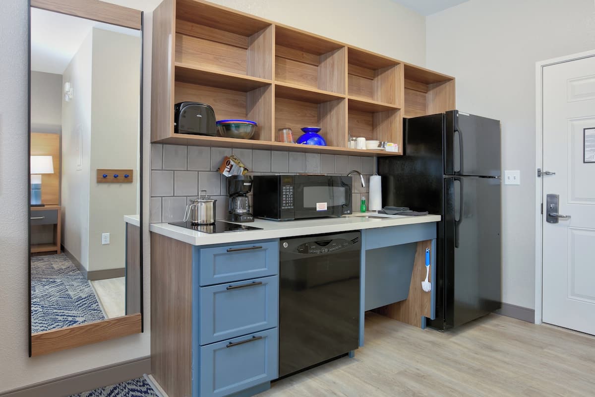 studio suite, 1 queen bed, accessible (communication, accessible tub) | 1 bedroom, desk, blackout curtains, soundproofing