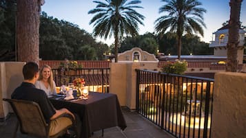 3 restaurants; breakfast, lunch, dinner, and brunch served