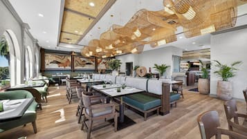 3 か所のレストラン : 朝食、ランチ、ディナー、ブランチに営業