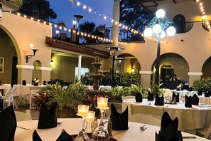 ฝ่ายต้อนรับ