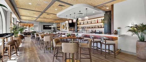 3 restaurantes, se sirven desayunos, comidas, cenas y cocina americana