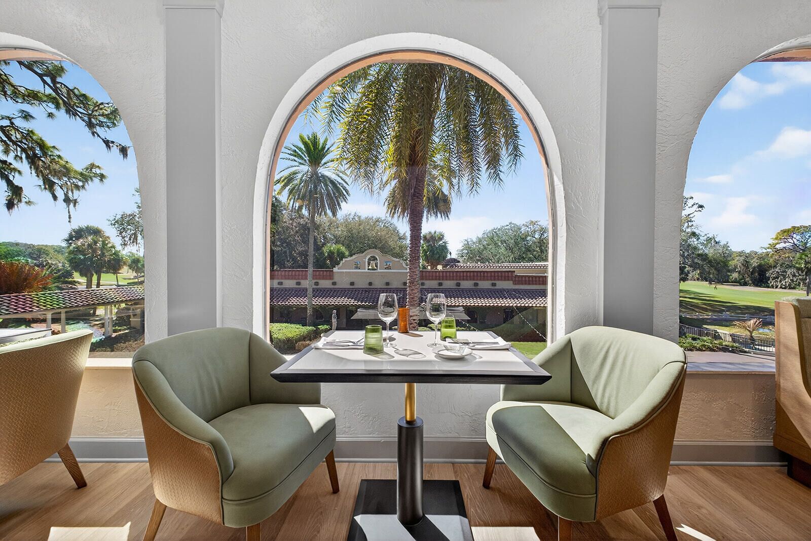 3 restaurants; breakfast, lunch, dinner and brunch served 