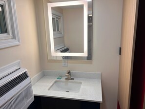 Shower, towels - The Inn of Dayville (Dayville)