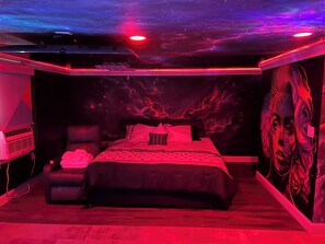 أسرّة بطبقة علوية مريحة ومكتب ومساحة عمل للكمبيوتر المحمول