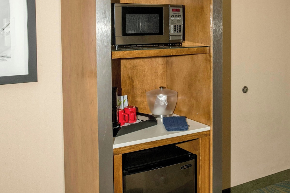 fridge, microwave, coffee/tea maker