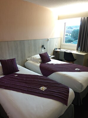 In-room safe, desk, blackout drapes, soundproofing - Brit Hotel Dak’Hôtel (Avallon)