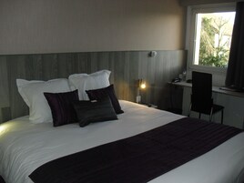 Caja fuerte, escritorio, cortinas opacas y sistema de insonorización