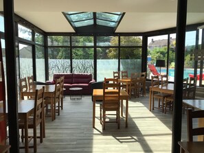 Außenpool (je nach Saison geöffnet), Sonnenschirme, Liegestühle