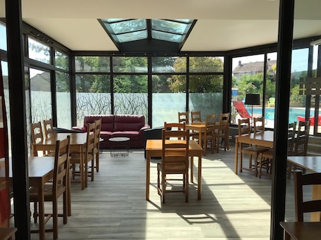 Una piscina al aire libre de temporada, sombrillas