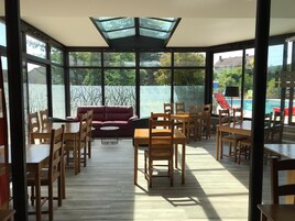 Una piscina al aire libre de temporada, sombrillas