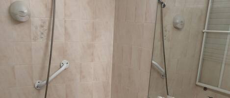 Un baño moderno con bañera, lavamanos y espejo.