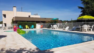 Piscine extérieure (ouverte en saison), parasols de plage