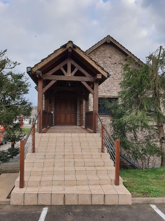 Exterior. Brit Hotel Dak’Hôtel