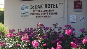Señal para el Hotel Le Dak con servicios como piscina, WiFi gratuito, estacionamiento privado y seminarios.