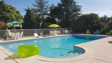 Piscine extérieure (ouverte en saison), parasols de plage