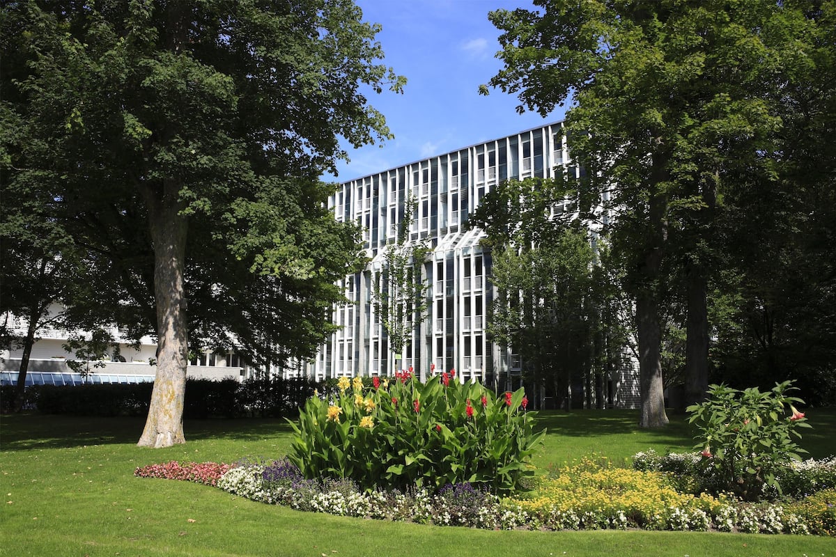 Hypo-allergenic bedding, minibar, in-room safe, desk