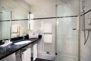 Een haardroger, handdoeken, zeep, shampoo