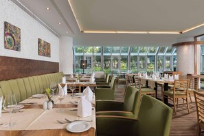Breakfast and dinner served, international cuisine - Best Western Premier Parkhotel Bad Mergentheim (Bad Mergentheim)