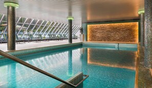Indoor pool, pool loungers - Best Western Premier Parkhotel Bad Mergentheim (Bad Mergentheim)