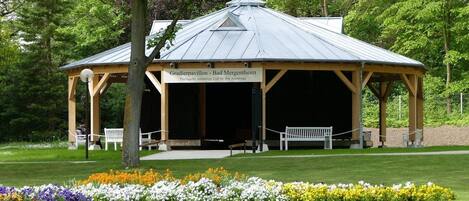 Un pavillon sur lequel est apposée une plaque indiquant : « Gradierpavillon - Bad Mergentheim ».