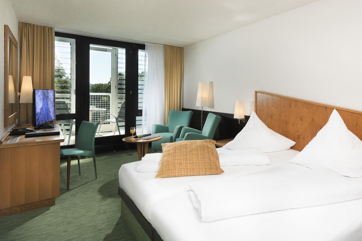 Business Room, 2 Twin Beds | Hypo-allergenic bedding available, minibar, in-room safe, desk