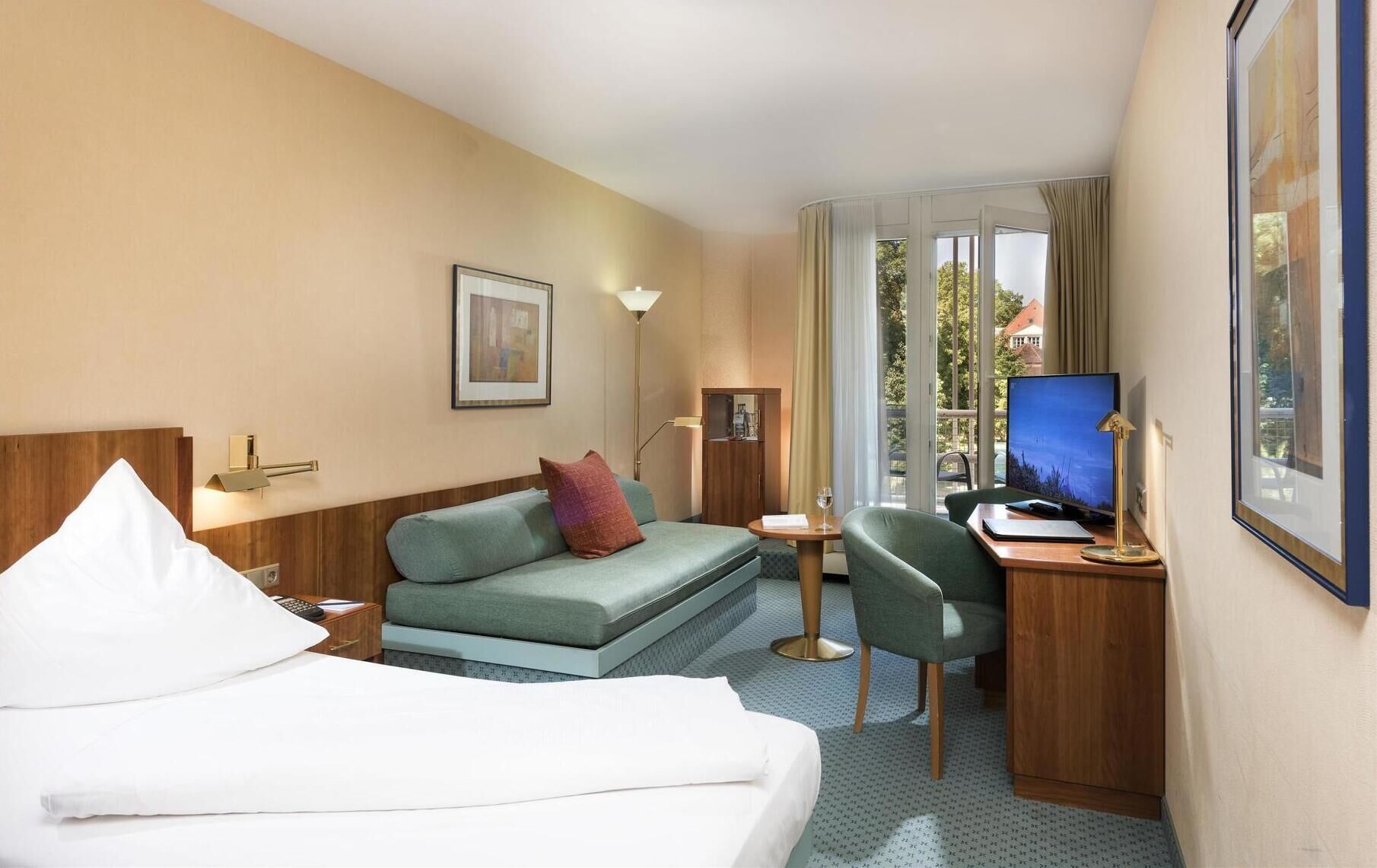 Allergikerbettwaren, Minibar, Zimmersafe, Schreibtisch