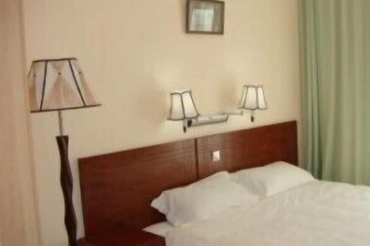 Minibar, in-room safe, iron/ironing board, cots/infant beds