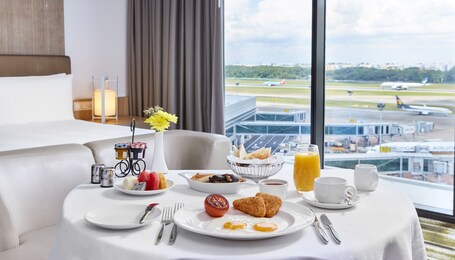Crowne Plaza Changi Airport, an IHG Hotel - Image 4