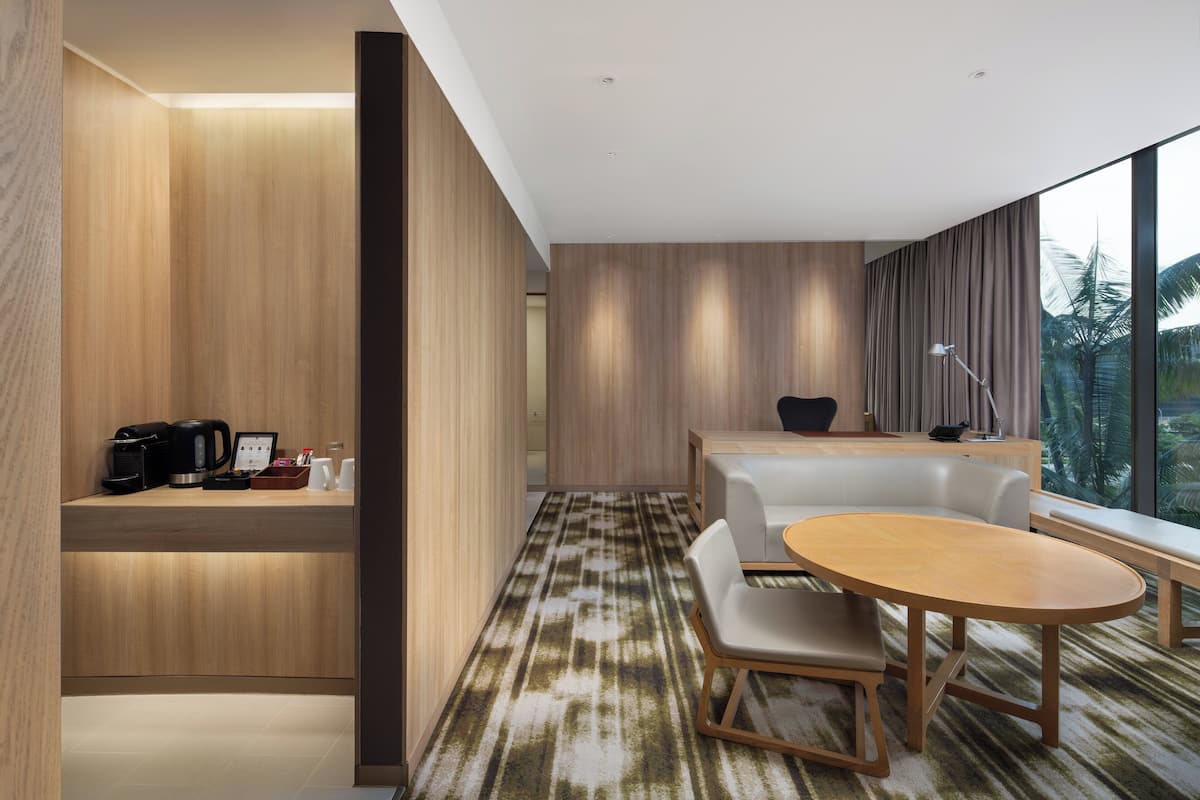 Junior Suite, 1 King Bed, Club lounge access