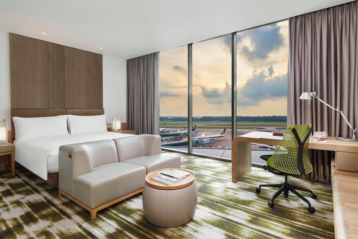 Standard Room, 1 King Bed (Runway View)