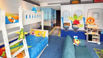 Ein Kinderzimmer mit Etagenbetten, einer Spielecke und einem Snackwagen.