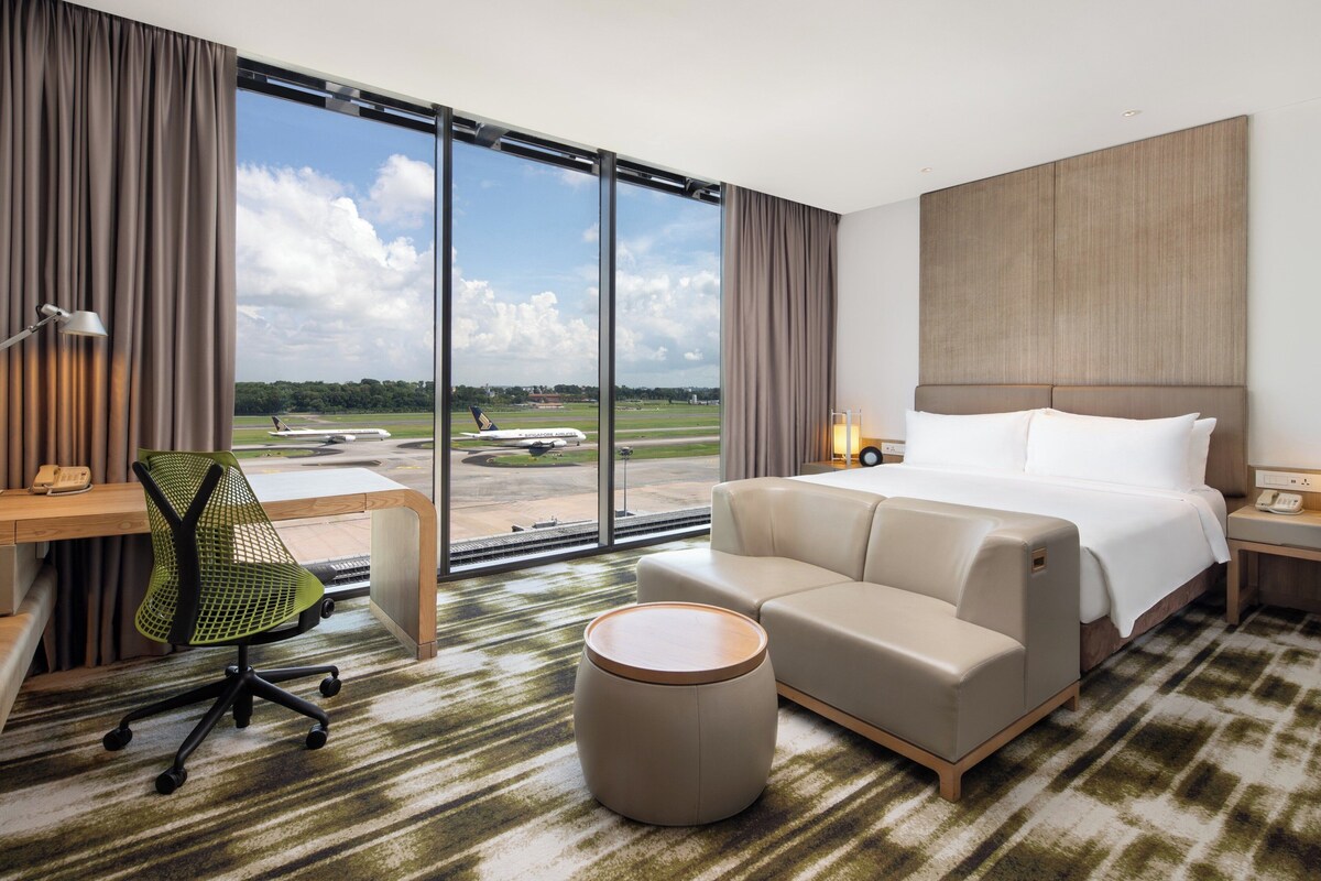 Habitación estándar, 1 cama King size (Runway View, High Floor) | Ropa de cama de alta calidad, camas con pillow-top y minibar 