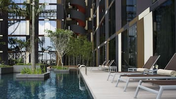Piscina externa, guarda-sóis, espreguiçadeiras
