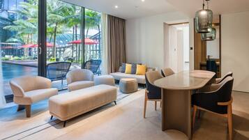 Un salon moderne avec vue sur la piscine, un coin repas et une grande fenêtre.