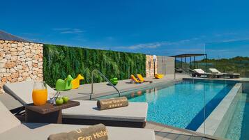 Kolam renang indoor dan 3 kolam renang outdoor