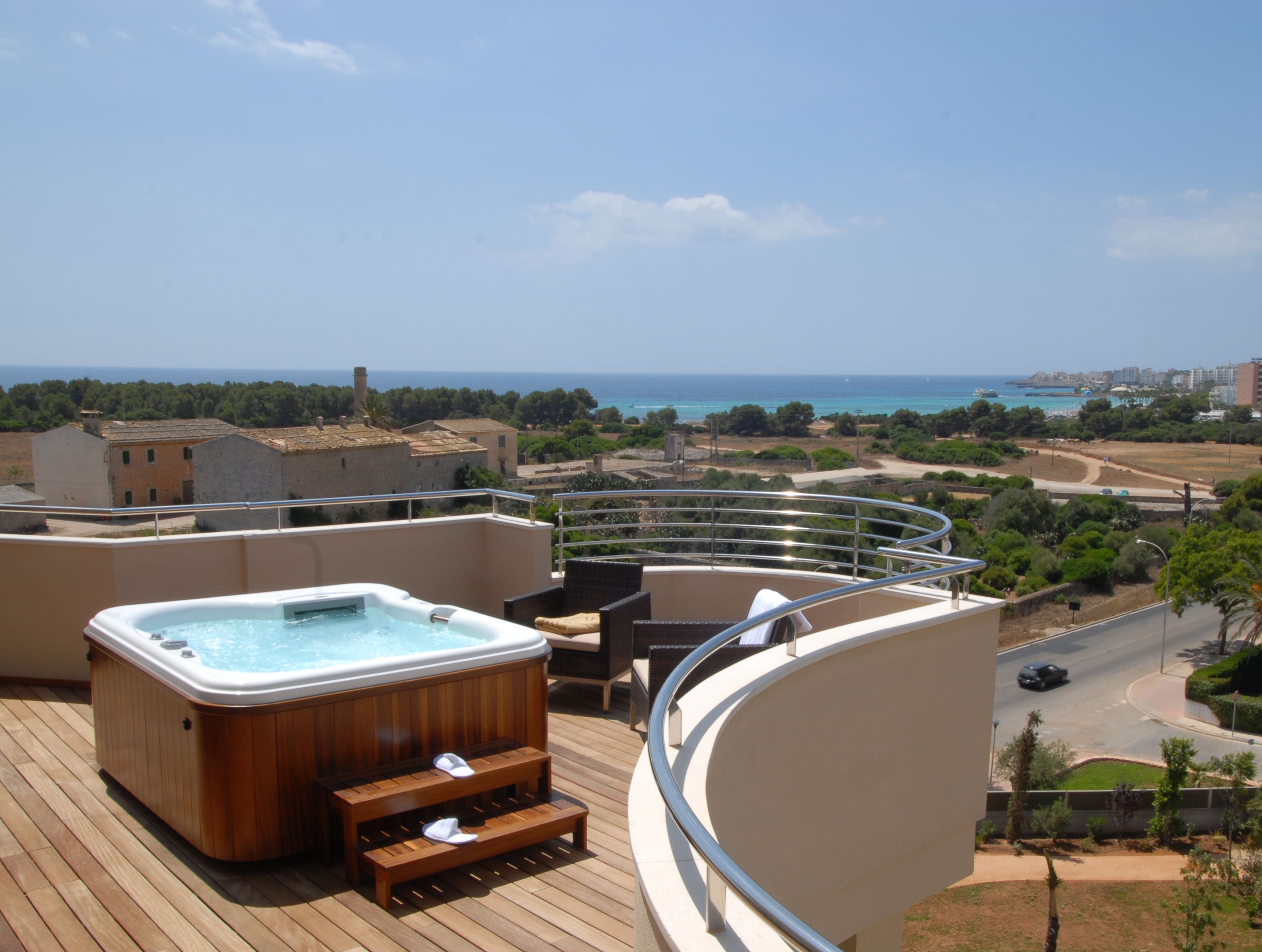 luxury duplex, hot tub | premium bedding, down duvets, minibar, in-room safe