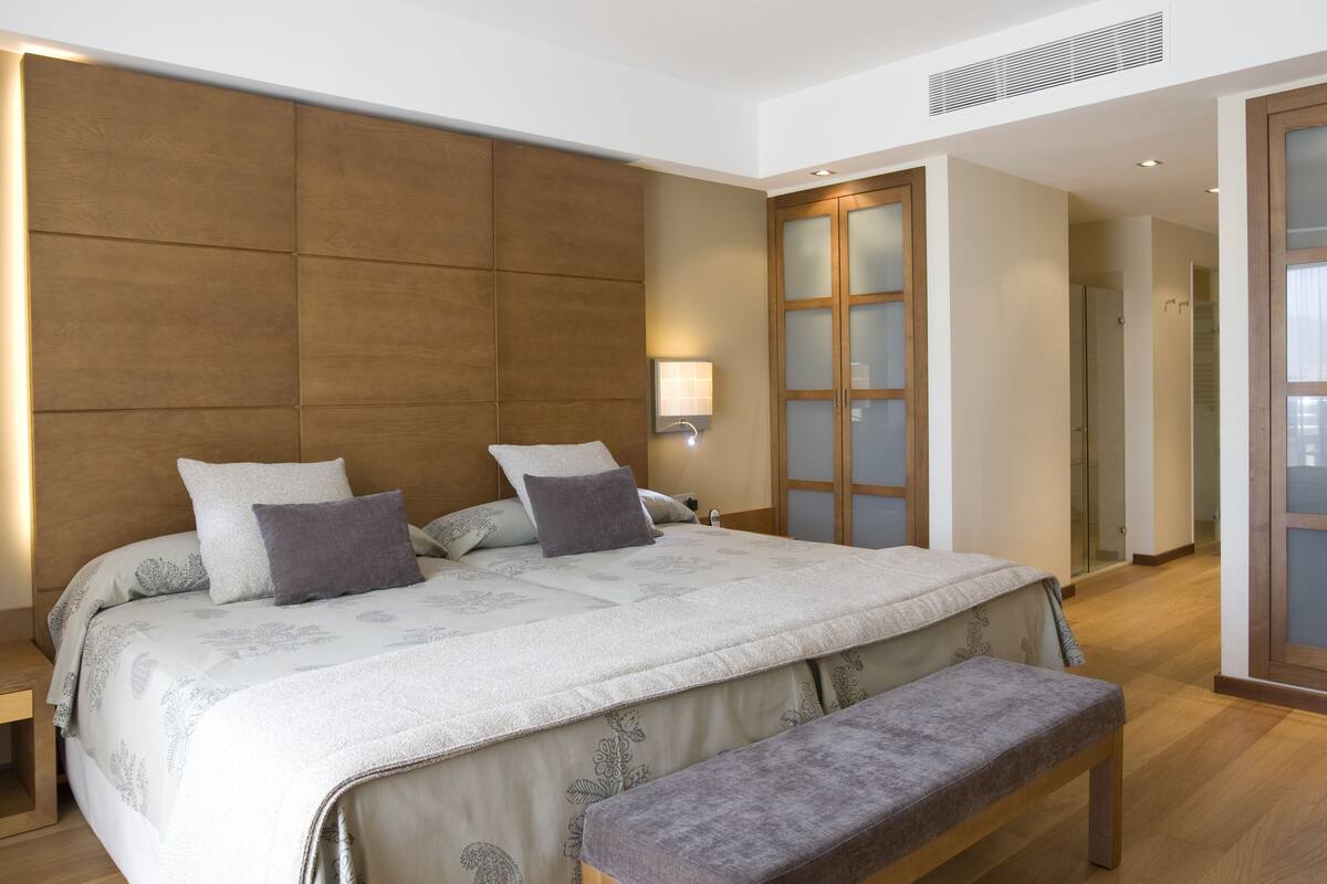 double room, hot tub | premium bedding, down duvets, minibar, in-room safe