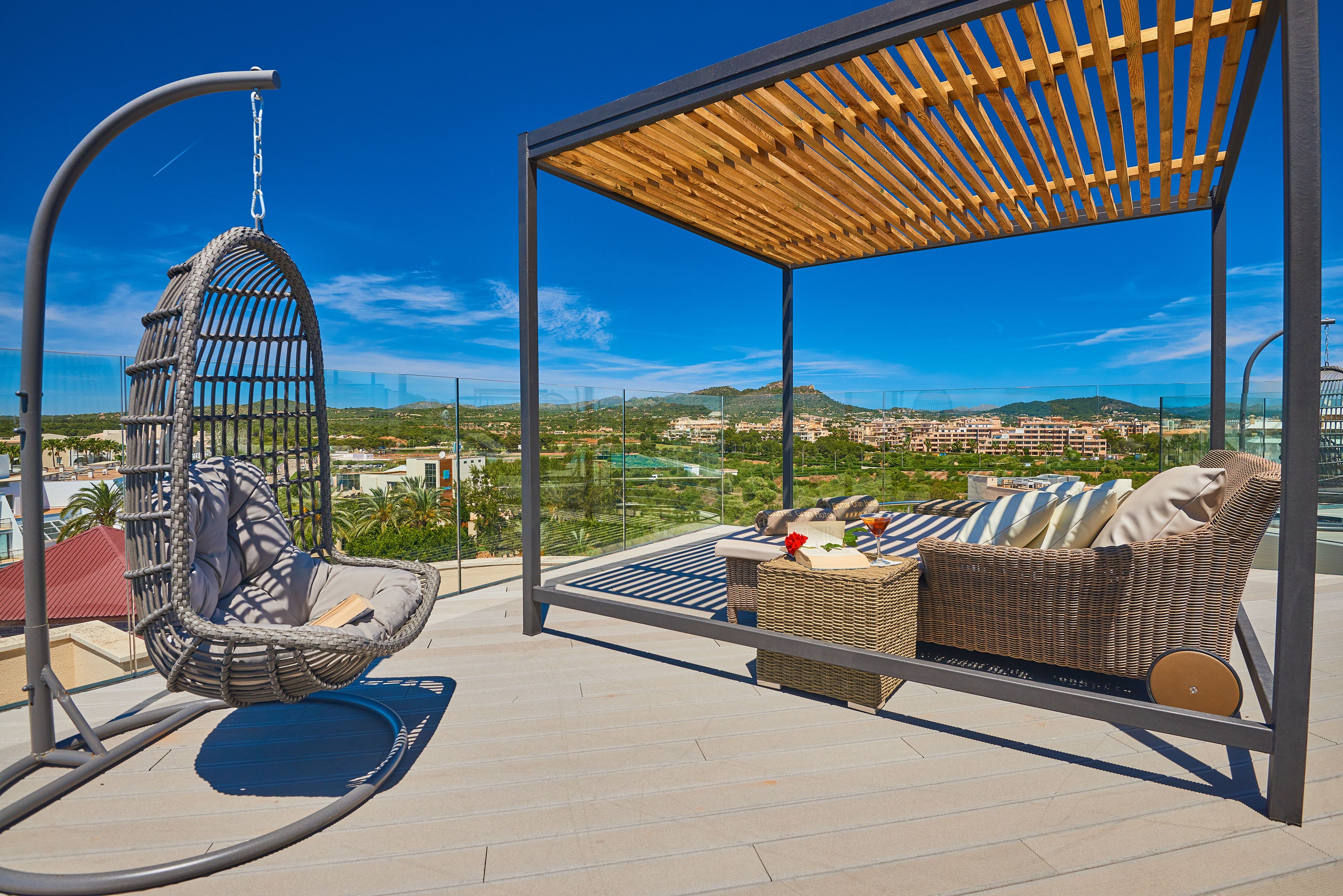 premium bedding, down duvets, minibar, in-room safe