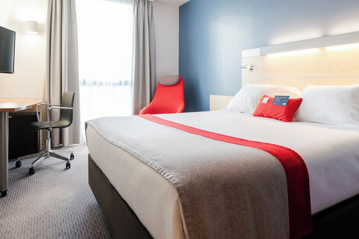 Desk, cribs (free), WiFi (free), bed sheets