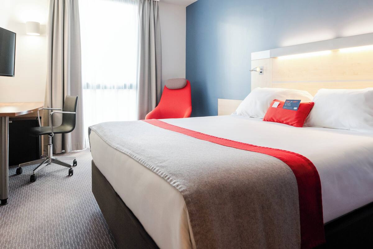 Escritorio, cunas gratuitas, wifi gratis y ropa de cama