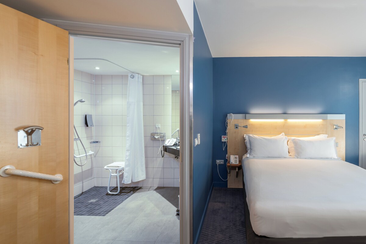 Standard Room, 1 Double Bed, Accessible (Free Breakfast) | Desk, cribs (free), WiFi (free), bed sheets