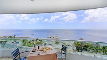 セーフティボックス (室内)、デスク、アイロン / アイロン台、ベビーベッド (無料)