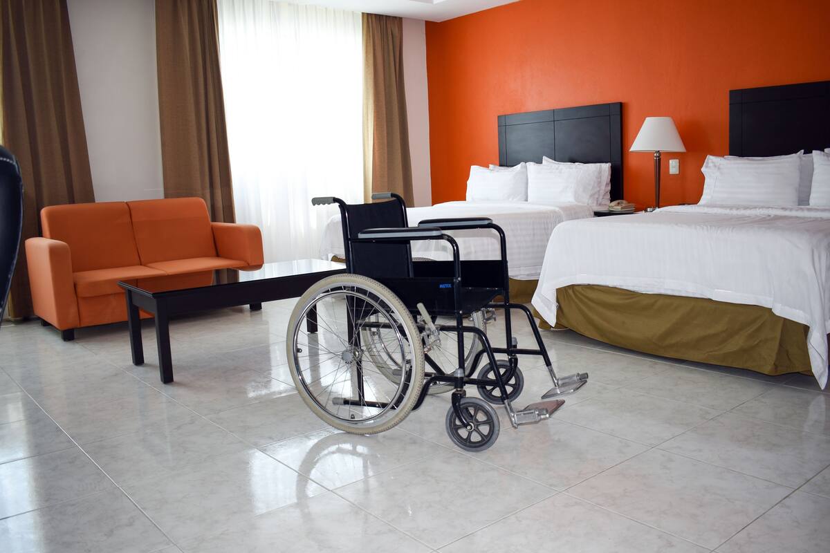 Standard Room, 1 Double Bed, Accessible | In-room safe, desk, iron/ironing board, cribs (free)