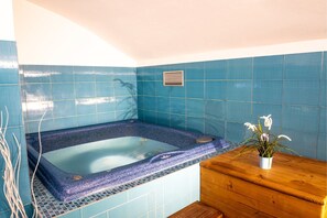 Indoor spa tub