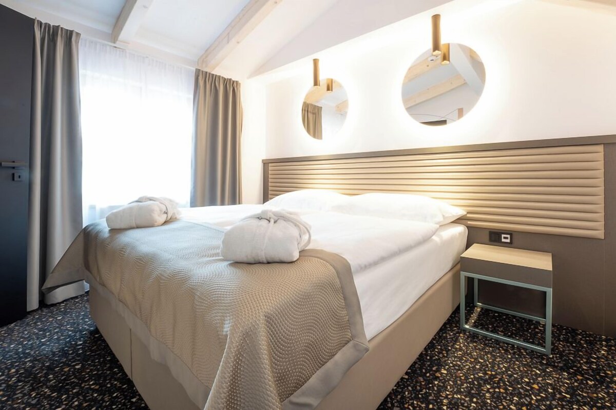 Suite – deluxe | Minibar, safe på rommet, skrivebord og skrivebord for bærbar PC