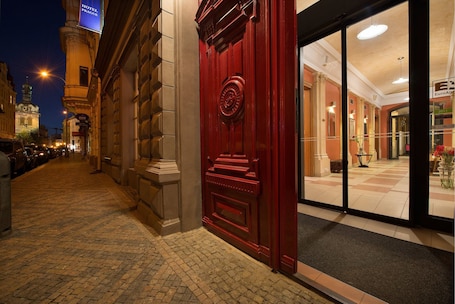 Entrada da propriedade. EA Embassy Prague Hotel