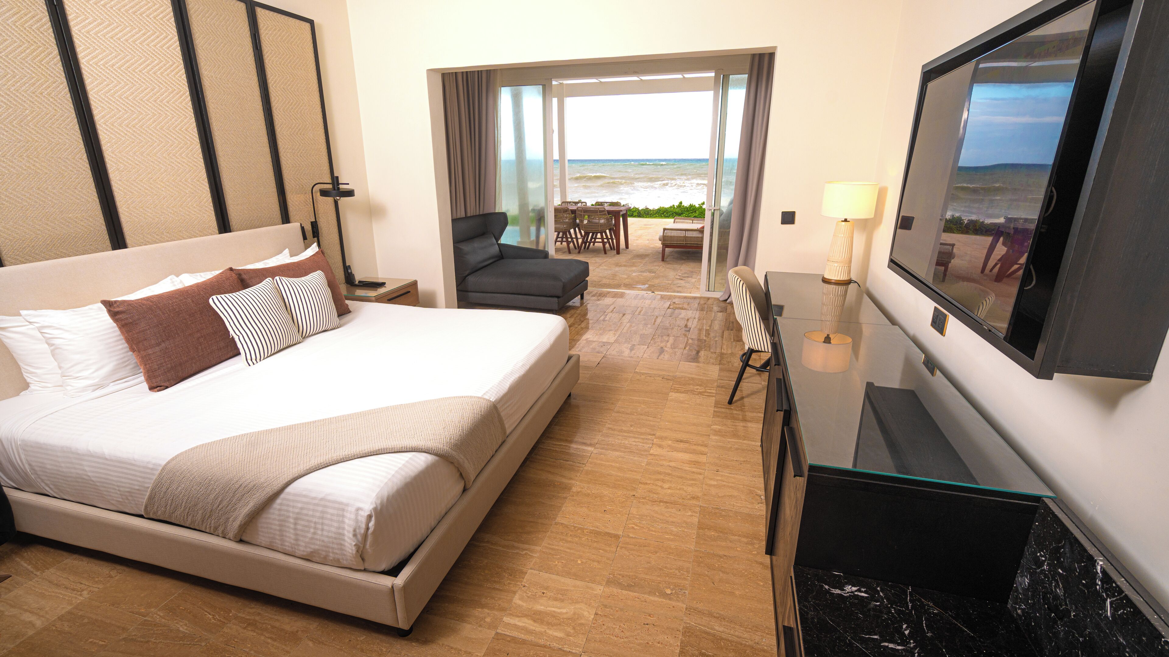 Superior Suite Private Pool Oceanfront View | Ropa de cama hipoalergénica y edredón 