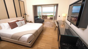Suite Private Pool Oceanfront | Hypo-allergenic bedding available, down comforters, minibar