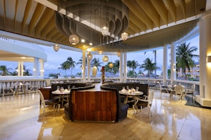 10 restaurants, breakfast, lunch, dinner served; international cuisine